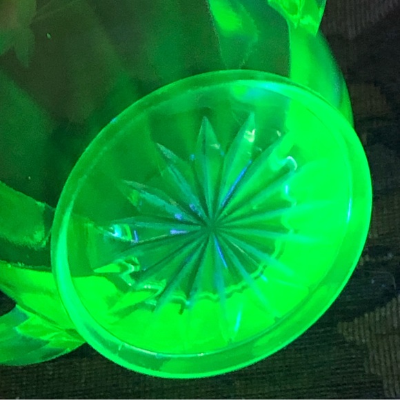 Vintage Vaseline Or Uranium Sugar Bowl Depression Glass - Picture 4 of 10
